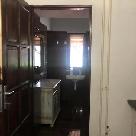 Piros Tanya Es Vendeghaz